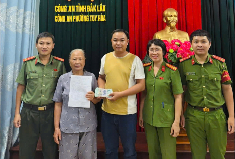 ប្រធានសហករណ៍រកឃើញគំនរលុយហើយសុំឱ្យសមត្ថកិច្ចរកអ្នកទម្លាក់មកវិញទើបយកមកវិញ -0