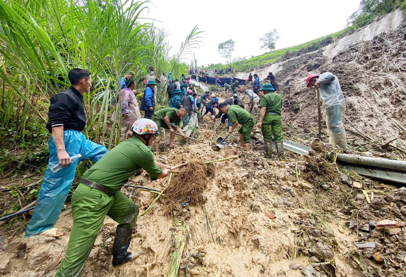 Căng mình hỗ trợ người dân khắc phục hậu quả mưa bão -2