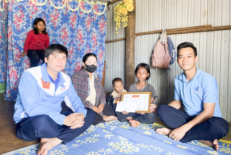 ð-i di-n ban ch-p hành ðoàn xã chu sê d-n tham và trao t-ng gi-y khen cho em kpa han--nh ban ch-p hành ðoàn xã chu sê.jpg -2