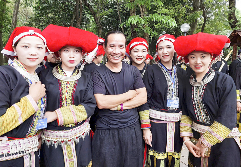 ð-o di-n xuân tru-ng và các di-n viên ngu-i d-a phuong.jpg -0