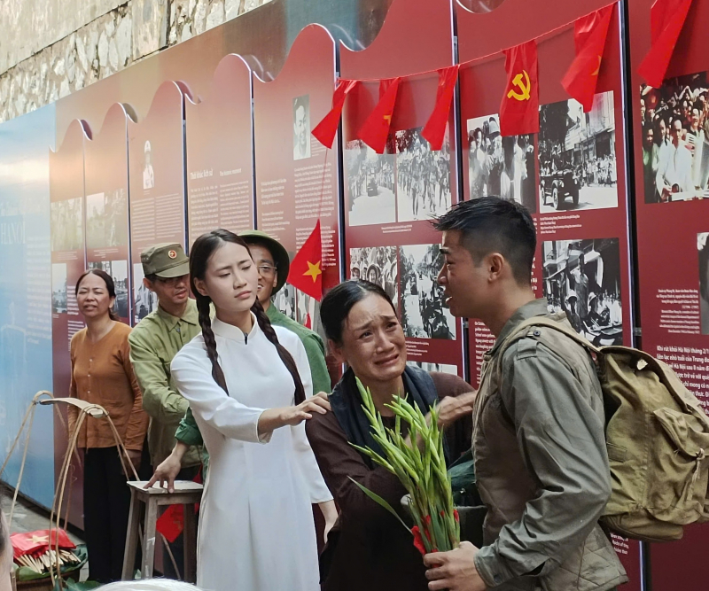 Trưng bày “Vang mãi khúc khải hoàn” kỷ niệm 71 năm Ngày Giải phóng Thủ đô -0