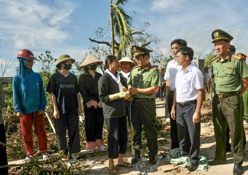 Bộ Công an sẻ chia mất mát với đồng bào vùng tâm bão Ninh Bình -1