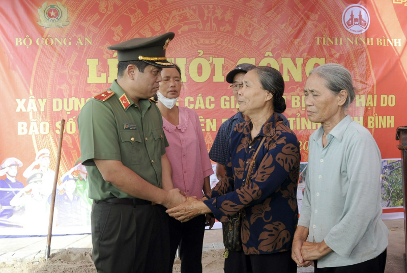 Bộ Công an sẻ chia mất mát với đồng bào vùng tâm bão Ninh Bình -0