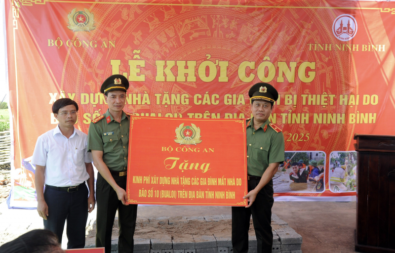 Bộ Công an sẻ chia mất mát với đồng bào vùng tâm bão Ninh Bình -1