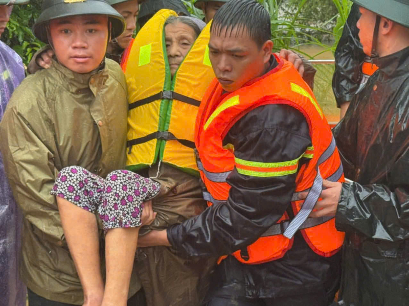 Công an tỉnh Cao Bằng kiên cường giúp dân vượt mưa bão -0