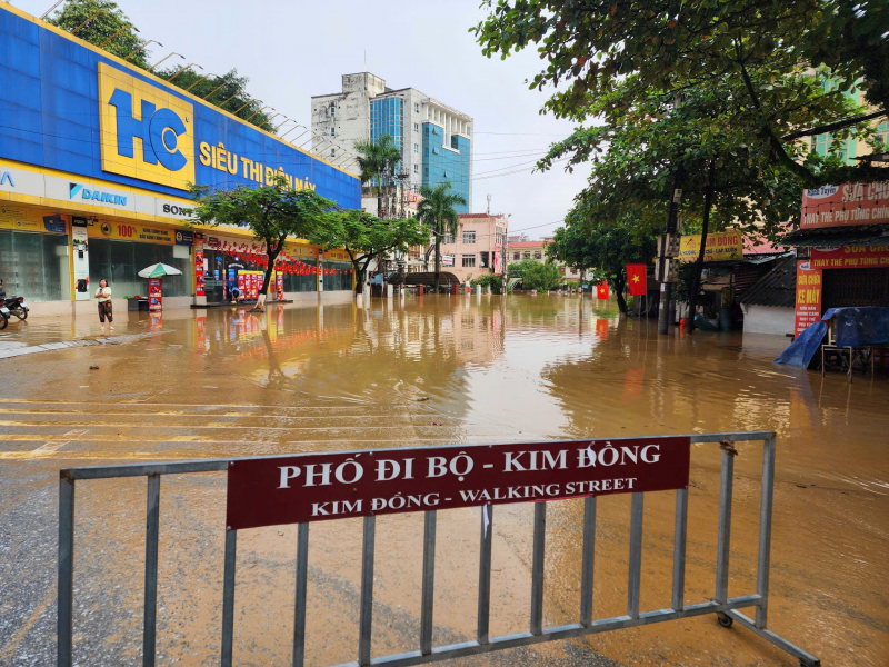 Công an tỉnh Cao Bằng kiên cường giúp dân vượt mưa bão -0