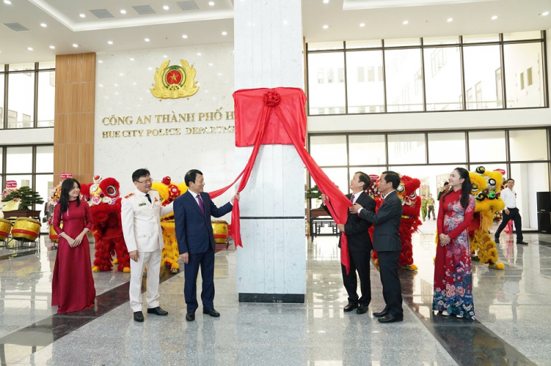 Bộ trưởng Bộ Công an dự lễ gắn biển công trình trụ sở Công an TP Huế -0