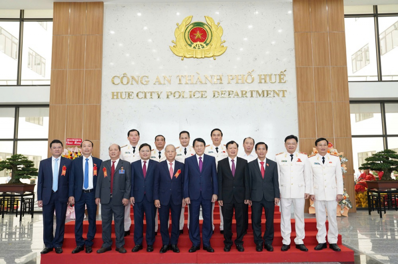 Bộ trưởng Bộ Công an dự lễ gắn biển công trình trụ sở Công an TP Huế -0