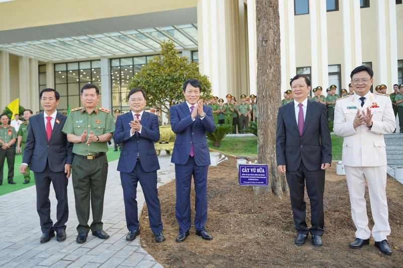 Bộ trưởng Bộ Công an dự lễ gắn biển công trình trụ sở Công an TP Huế -0