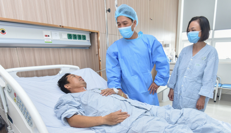 Người lính - bác sĩ hồi sinh từ chính lá gan hiến tặng của anh ruột -0