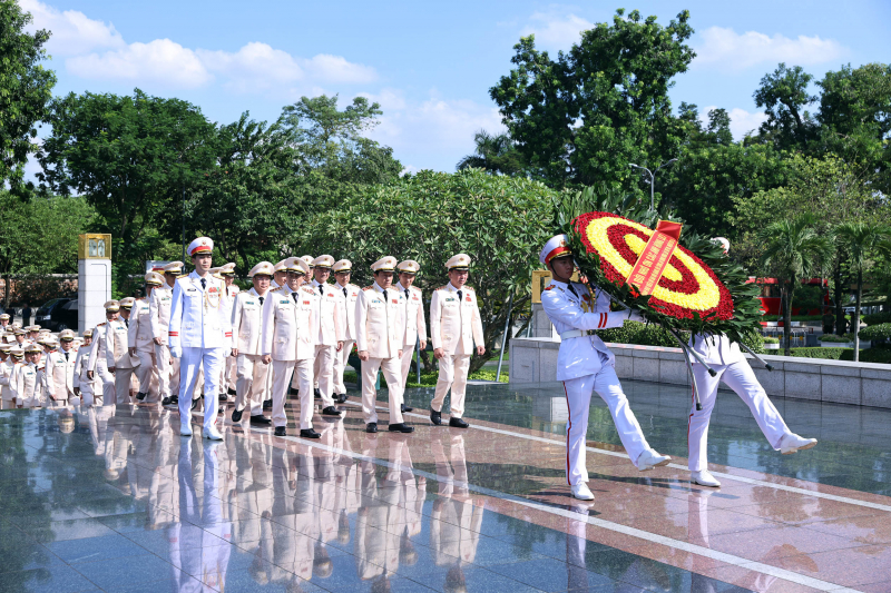 Đoàn đại biểu Đảng ủy Công an Trung ương, Bộ Công an vào Lăng viếng Bác -0