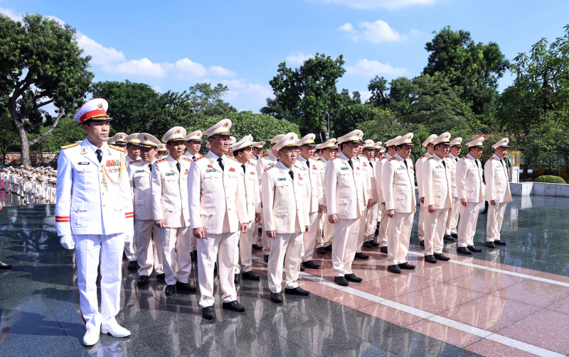 Đoàn đại biểu Đảng ủy Công an Trung ương, Bộ Công an vào Lăng viếng Bác -1