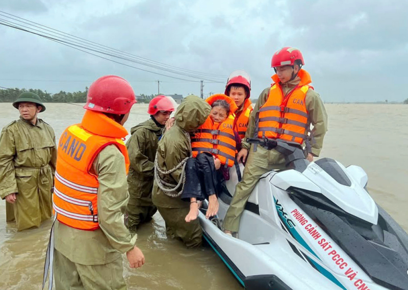 Tập trung ứng phó với diễn biến bão số 11 và khẩn trương khắc phục hậu quả bão số 10, mưa lũ sau bão -0