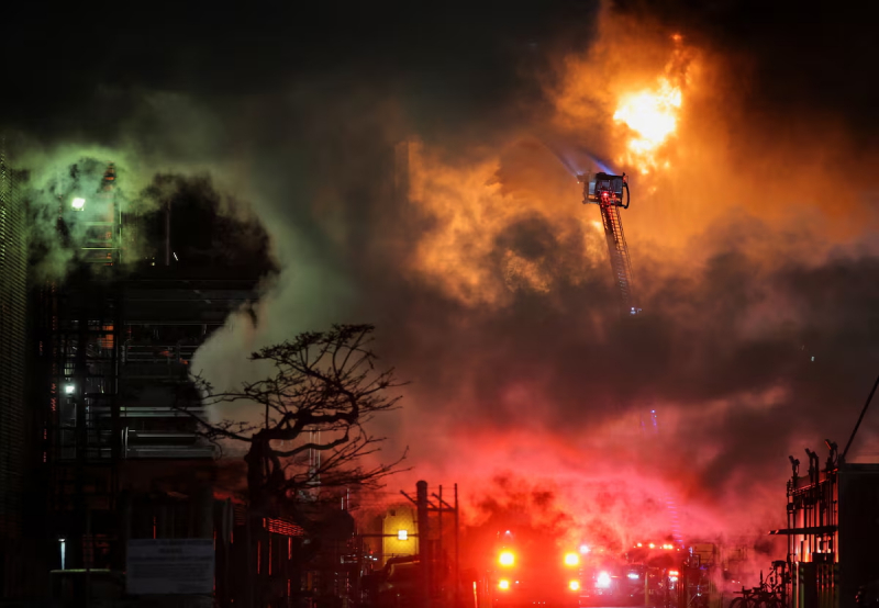 Nhà máy lọc dầu Mỹ hoá quà cầu lửa sau vụ nổ kinh  -0