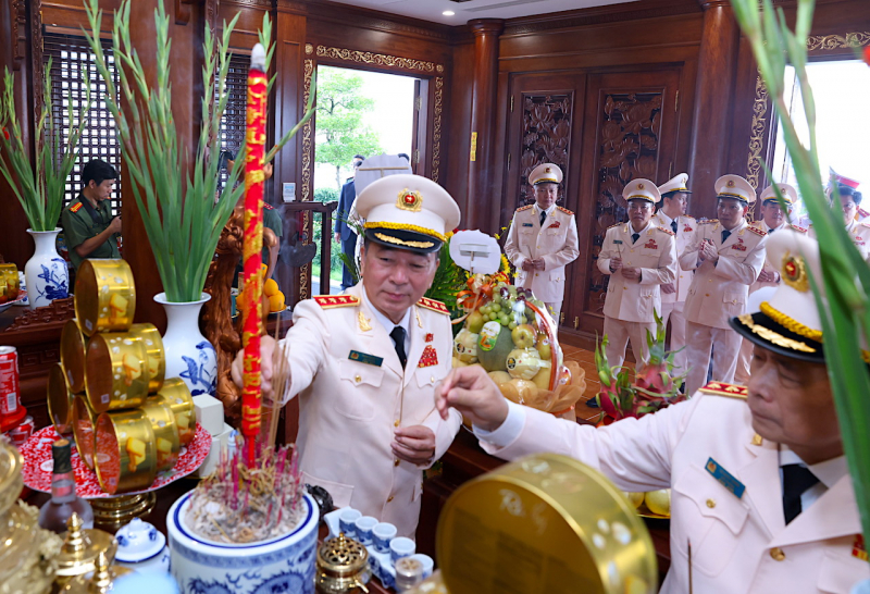 Đảng uỷ Công an Trung ương dân hương tưởng niệm Chủ tịch Hồ Chí Minh -1