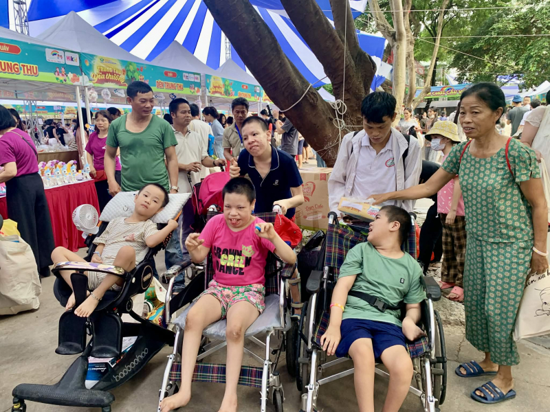 Mang Trung thu yêu thương đến với hàng nghìn bệnh nhi -0