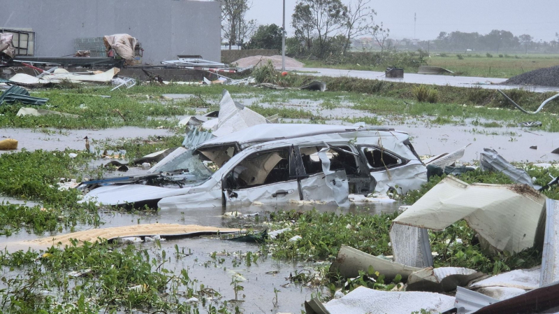 Một tiếng gió rít cuốn phăng cả làng -0