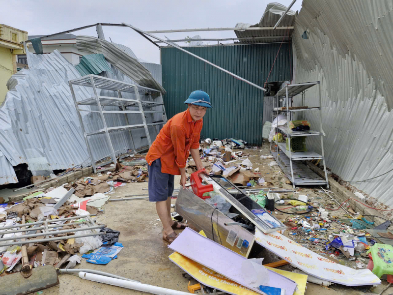 Một tiếng gió rít cuốn phăng cả làng -0