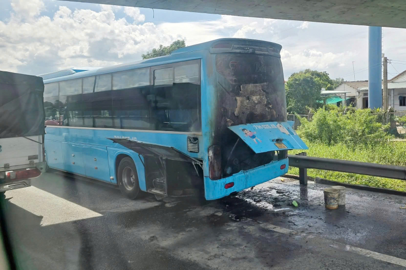 Dập tắt kịp thời đám cháy xe khách trên cao tốc TP Hồ Chí Minh-Trung Lương -0