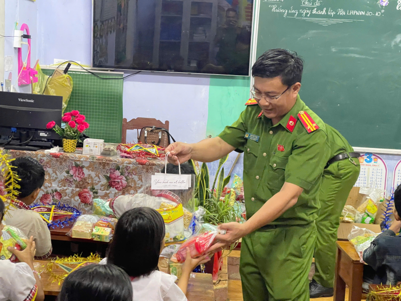 Mang Trung thu yêu thương đến với trẻ em nơi đại ngàn Trường Sơn -0