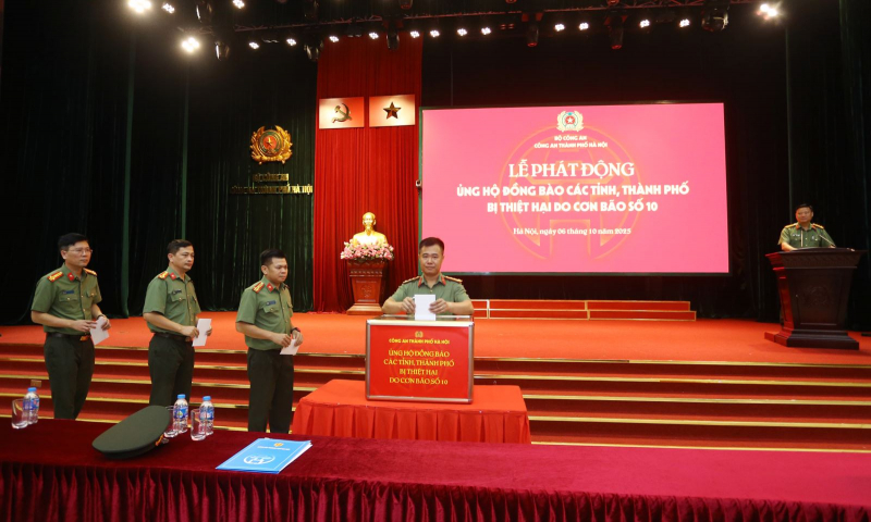 Công an Hà Nội chung tay sẻ chia, ủng hộ đồng bào bị thiệt hại do bão số 10 -0