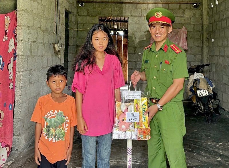 Mang Trung thu yêu thương đến với trẻ em nơi đại ngàn Trường Sơn -0