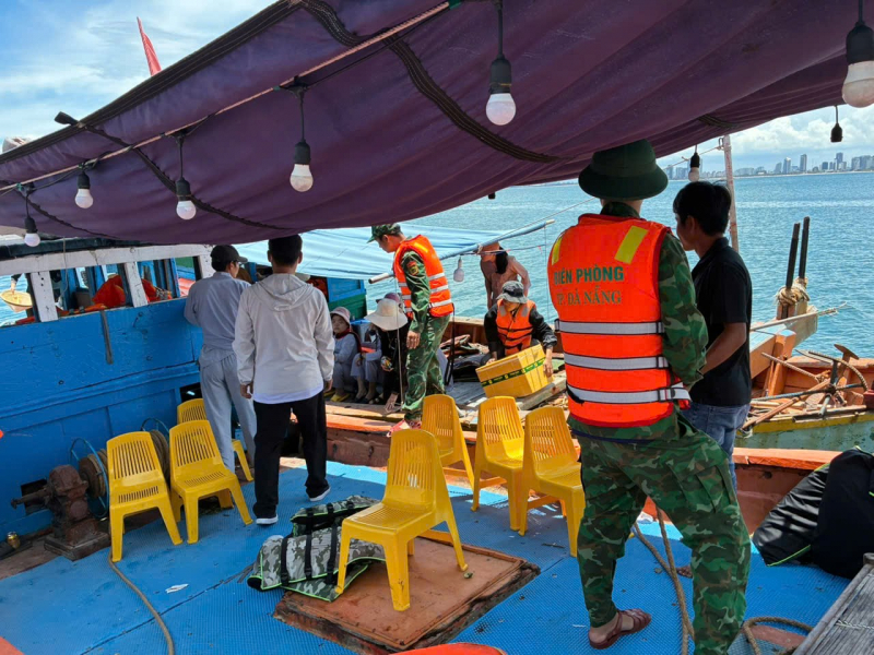 Đà Nẵng: Núp bóng tour câu mực đêm, nhiều tàu cá tổ chức dịch vụ du lịch “chui” gây mất an toàn cho du khách -0