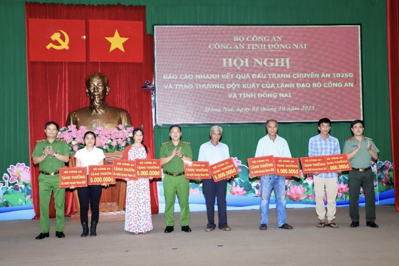 Lãnh đạo Bộ Công an trao khen thưởng cho lực luọng phá án ở Đồng Nai -0