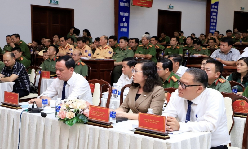 Lãnh đạo Bộ Công an trao khen thưởng cho lực luọng phá án ở Đồng Nai -0
