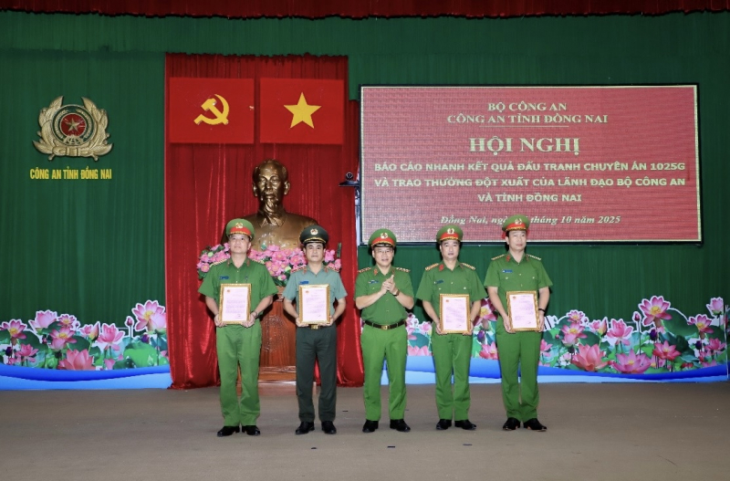 Lãnh đạo Bộ Công an trao khen thưởng cho lực luọng phá án ở Đồng Nai -1