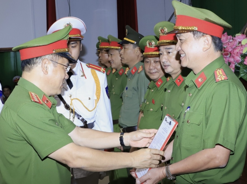 Lãnh đạo Bộ Công an trao khen thưởng cho lực luọng phá án ở Đồng Nai -2