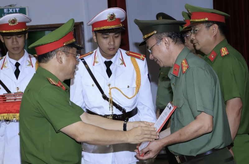 Lãnh đạo Bộ Công an trao khen thưởng cho lực luọng phá án ở Đồng Nai -3