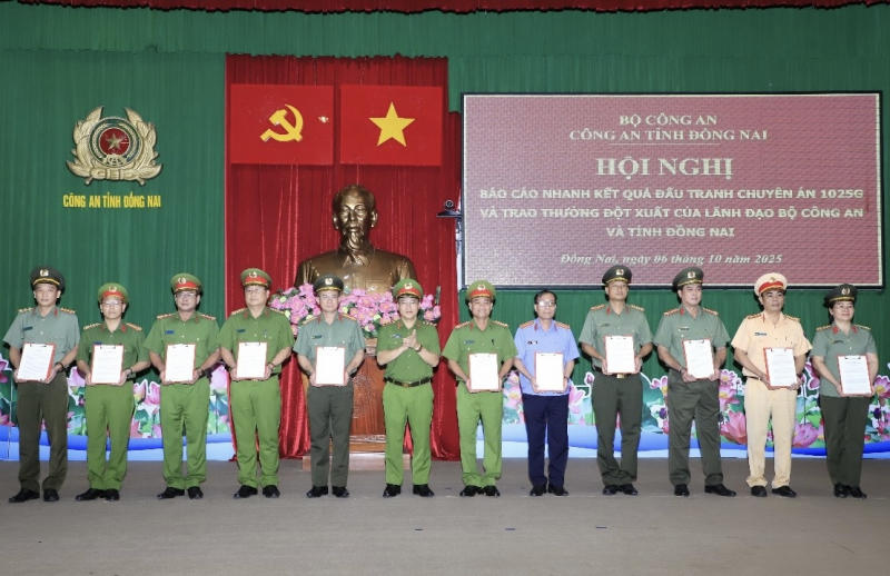Lãnh đạo Bộ Công an trao khen thưởng cho lực luọng phá án ở Đồng Nai -4