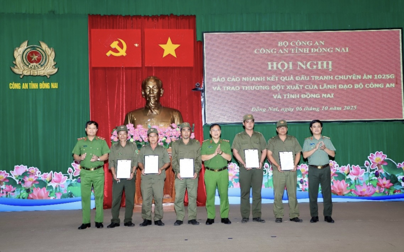 Lãnh đạo Bộ Công an trao khen thưởng cho lực luọng phá án ở Đồng Nai -5
