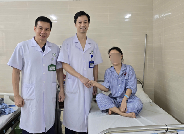 15년 동안 몸에 의료기기를 잊고 지낸 여성의 수술 -0