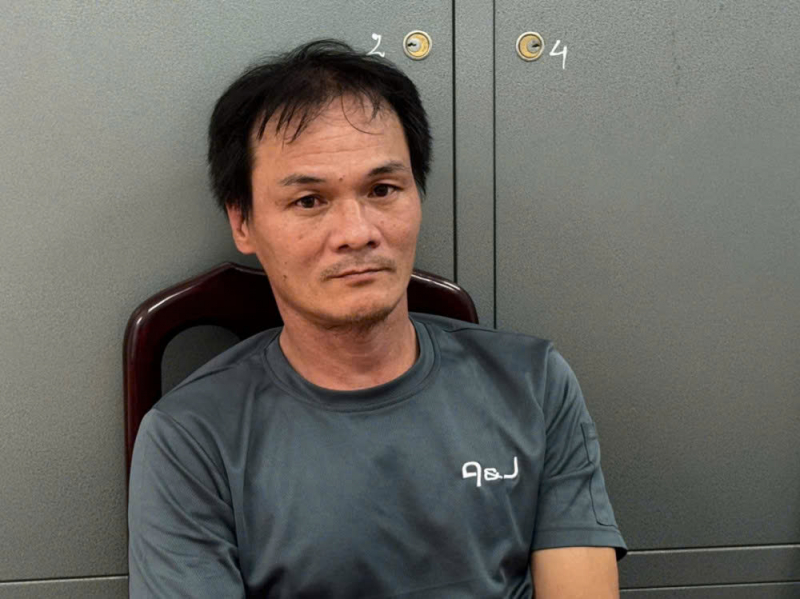 Gã công nhân dùng lưỡi liềm khống chế người phụ nữ cướp dây chuyền -0