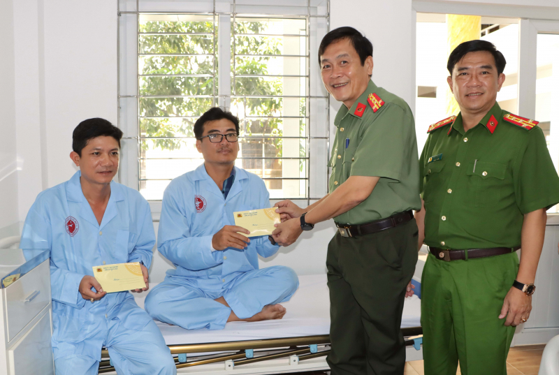 Thăm hỏi 2 cán bộ Công an bị thương khi làm nhiệm vụ -0
