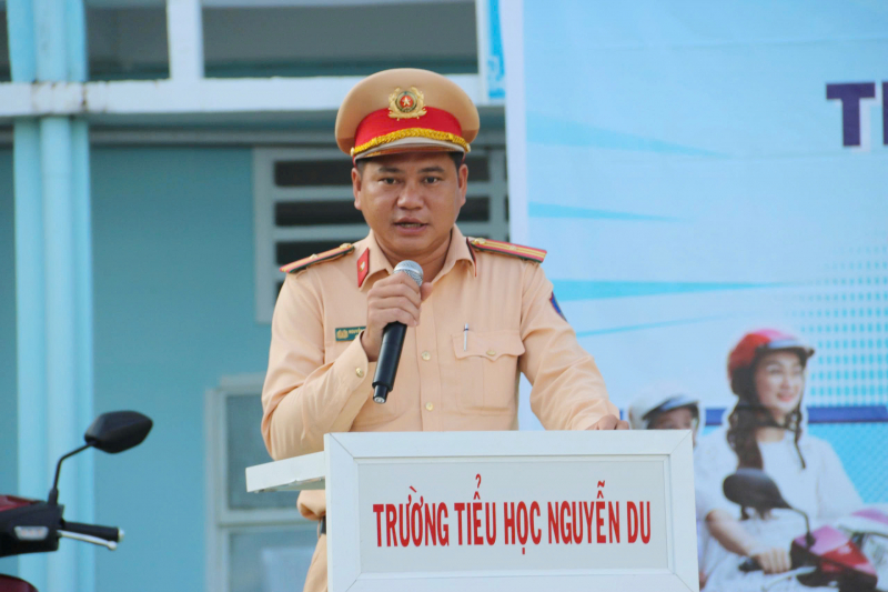 CSGT Công an Cà Mau tặng mũ bảo hiểm cho học sinh -0