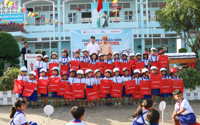 CSGT Công an Cà Mau tặng mũ bảo hiểm cho học sinh -0