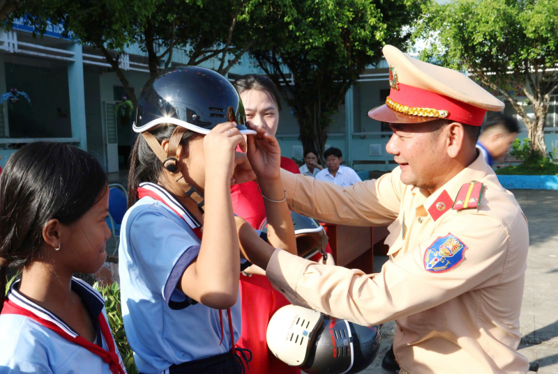CSGT Công an Cà Mau tặng mũ bảo hiểm cho học sinh -1