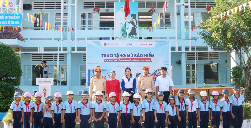 CSGT Công an Cà Mau tặng mũ bảo hiểm cho học sinh -2
