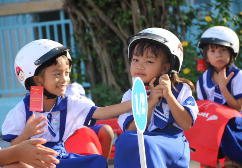 CSGT Công an Cà Mau tặng mũ bảo hiểm cho học sinh -3
