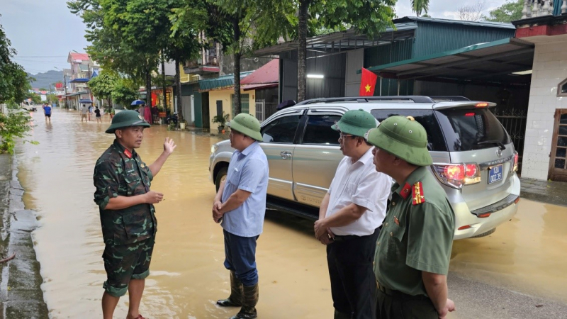 Công an Lạng Sơn dầm mưa cứu dân chạy lũ -0