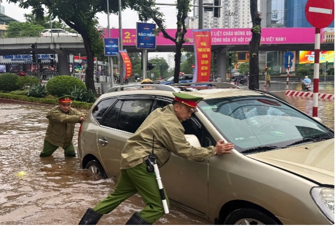 Công an các đơn vị thuộc CATP Hà Nội giúp dân khắc phục hậu quả do ảnh hưởng bão số 11 -0