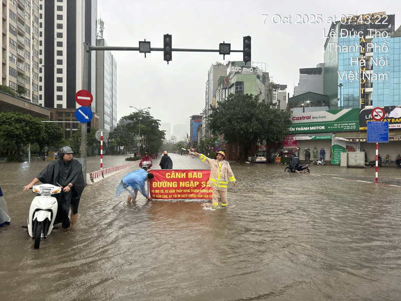 CSGT Hà Nội lội nước, dầm mưa, 
