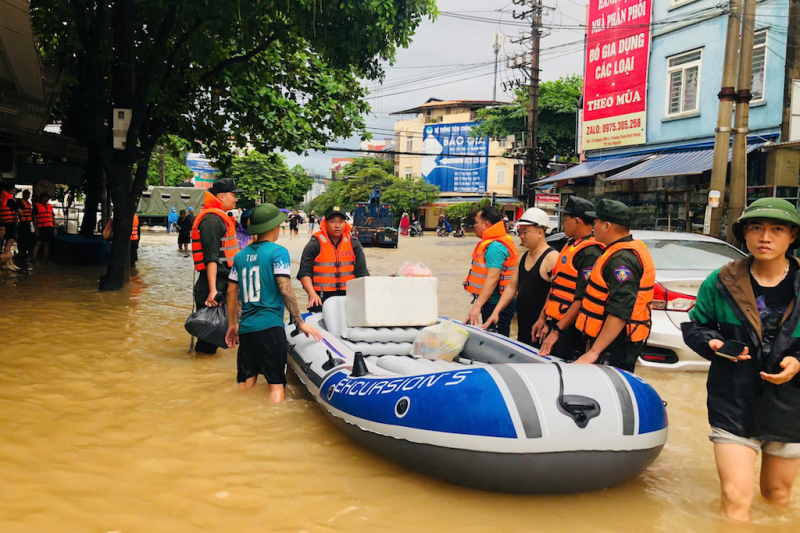Bộ Tư lệnh Cảnh sát cơ động tăng cường CBCS giúp người dân Thái Nguyên trong mưa ngập -0