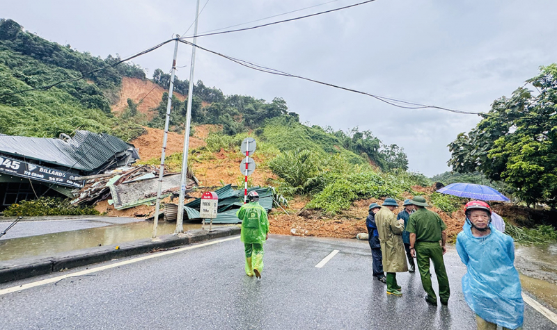 Rechtzeitige Evakuierung der Haushalte nach dem schweren Erdrutsch auf dem National Highway 70-0