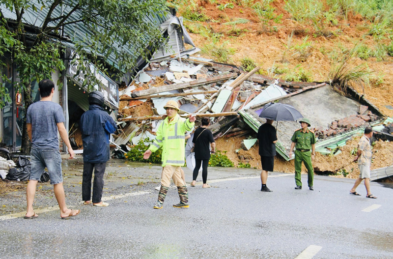 Rechtzeitige Evakuierung der Haushalte nach dem schweren Erdrutsch auf dem National Highway 70-0