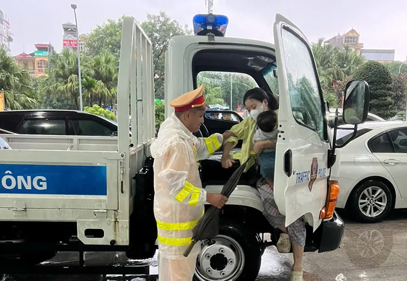 Công an TP Hà Nội khuyến cáo người dân tham gia giao thông trong mưa bão -0