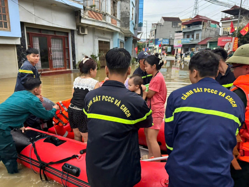 Công an Lạng Sơn dầm mưa cứu dân chạy lũ -0